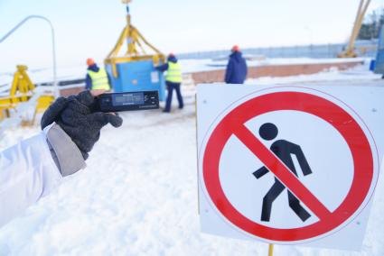 Новоуральск. Пункт приповерхностного захоронения радиоактивных отходов 3-4 класса. Погрузка контейнера с твердыми радиоактивными отходами в ячейку для захоронения