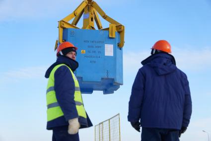 Новоуральск. Пункт приповерхностного захоронения радиоактивных отходов 3-4 класса. Погрузка контейнера с твердыми радиоактивными отходами в ячейку для захоронения