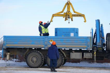 Новоуральск. Пункт приповерхностного захоронения радиоактивных отходов 3-4 класса. сотрудники ППЗРО готовят контейнер с твердыми радиоактивными отходами к перегрузке в ячейку для захоронения