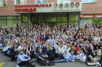 Москва. Коллективная фотография сотрудников `Комсомольской правды` в день 90-летия газеты.