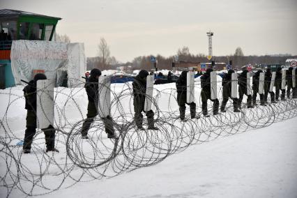 Новосибирск. На территории закрытого аэропорта Северный прошли учения войск Росгвардии Сибирского федерального округа в рамках подготовки к  Чемпионату мира по футболу 2018.