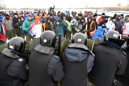 Новосибирск. На территории закрытого аэропорта Северный прошли учения войск Росгвардии Сибирского федерального округа в рамках подготовки к  Чемпионату мира по футболу 2018.