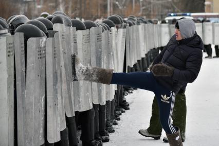 Новосибирск. На территории закрытого аэропорта Северный прошли учения войск Росгвардии Сибирского федерального округа в рамках подготовки к  Чемпионату мира по футболу 2018.