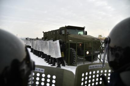 Новосибирск. На территории закрытого аэропорта Северный прошли учения войск Росгвардии Сибирского федерального округа в рамках подготовки к  Чемпионату мира по футболу 2018.