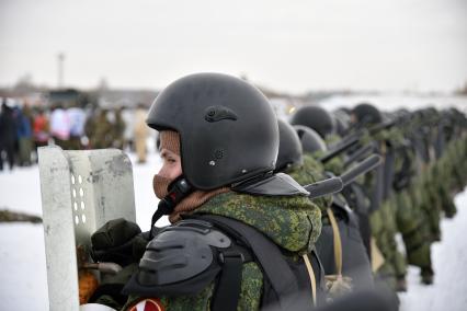 Новосибирск. На территории закрытого аэропорта Северный прошли учения войск Росгвардии Сибирского федерального округа в рамках подготовки к  Чемпионату мира по футболу 2018.