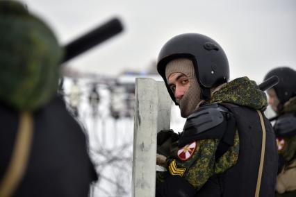 Новосибирск. На территории закрытого аэропорта Северный прошли учения войск Росгвардии Сибирского федерального округа в рамках подготовки к  Чемпионату мира по футболу 2018.