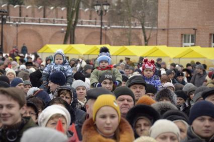 Тула. Три ребенка сидят на плечах у взрослых среди толпы во время митинга в День Народного Единства.