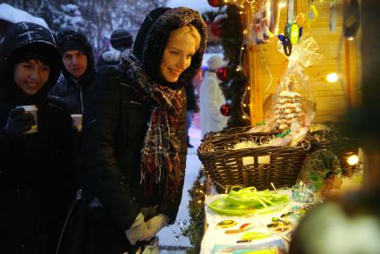 Екатеринбург. Девушка на ярмарке \'Европейское рождество\' в Литературном квартале