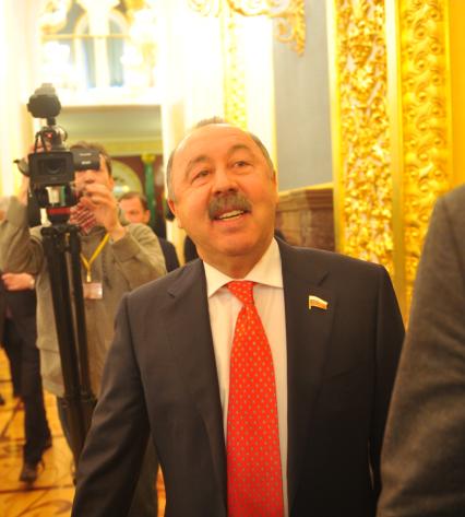 Москва. Заместитель председателя комитета Госдумы РФ по физической культуре, спорту, туризму и делам молодежи Валерий Газзаев перед выступлением президента РФ В.Путина с ежегодным посланием к Федеральному Собранию РФ в Кремле.