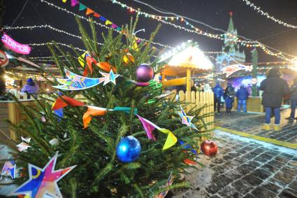 Москва.  На Красной площади открылась ГУМ-ярмарка, оформленная в стиле русского авангарда.