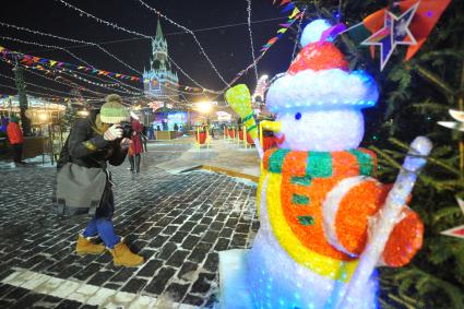 Москва.  На Красной площади открылась ГУМ-ярмарка, оформленная в стиле русского авангарда.