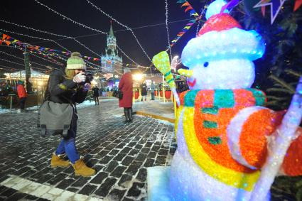 Москва.  На Красной площади открылась ГУМ-ярмарка, оформленная в стиле русского авангарда.