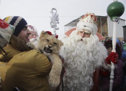 Барнаул. Дед Мороз из Великого Устюга посетил  Барнаульский зоопарк.