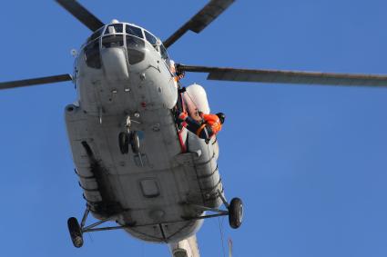 Казань. Сотрудник МЧС спускается по торосу  из вертолета Ми-8 во время учений Росавиации и МЧС.