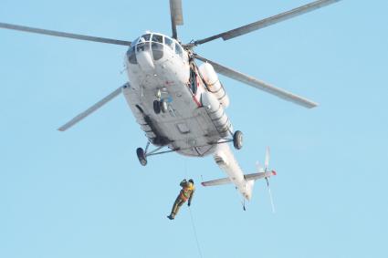 Казань. Сотрудник МЧС спускается по торосу  из вертолета Ми-8 во время учений Росавиации и МЧС.