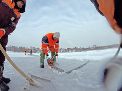 Уфа.  Рабочие на озере Кашкадан добывают лед для строительства ледовых городков к новогоднему празднику.