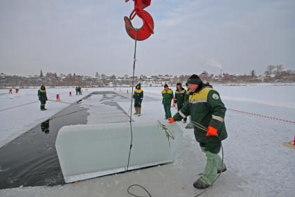 Уфа.  Рабочие на озере Кашкадан добывают лед для строительства ледовых городков к новогоднему празднику.