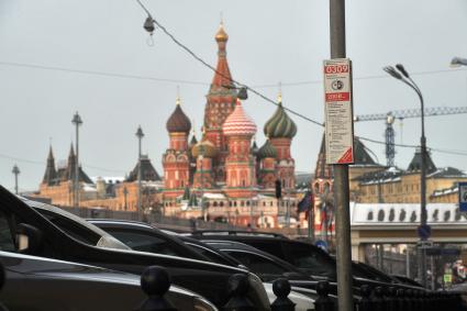 Москва. Зона платной парковки на улице Балчуг с новым тарифом - 200 рублей в час, принятым со 2 декабря 2016 года.