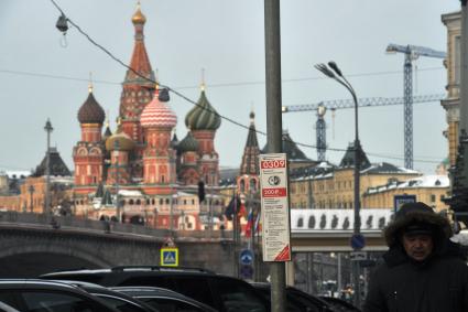 Москва. Зона платной парковки на улице Балчуг с новым тарифом - 200 рублей в час, принятым со 2 декабря 2016 года.