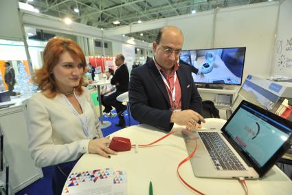 Москва. Женщина тестирует неинвазийный глюкометр компании `Брейн БИТ` на международном научно-практическом форуме `Российская неделя здравоохранения` в ЦВК `Экспоцентр`.