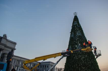 Самара. Украшение главной новогодней елки на площади города.