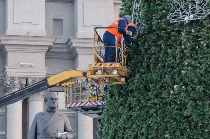 Самара. Украшение главной новогодней елки на площади города.