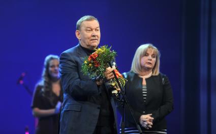 Москва.  Генеральный директор Большого театра Владимир Урин, получивший приз в номинации `Любимый театр (лучший директор)`, и председатель Центризбиркома РФ Элла Памфилова   на церемонии вручения  театральной премии  зрительских симпатий `Звезда Театрала` в Государственном академическом театре имени Е. Вахтангова.