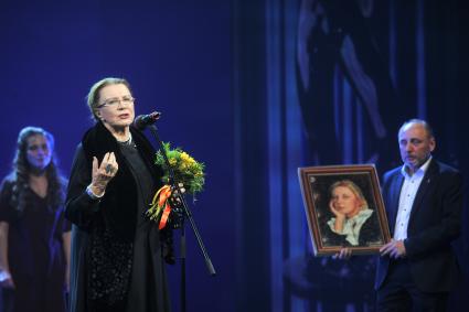 Москва. Актриса театра и кино Алла Демидова, получившая награду в номинации `Легенда сцены`, на церемонии вручения  театральной премии  зрительских симпатий `Звезда Театрала` в Государственном академическом театре имени Е. Вахтангова.