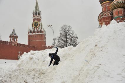 Москва. Мальчик играет в снегу на Васильевском спуске.