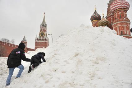 Москва. Мальчик играет в снегу на Васильевском спуске.