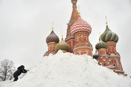 Москва. Мальчик играет в снегу на Васильевском спуске.