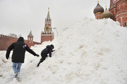 Москва. Мальчик играет в снегу на Васильевском спуске.