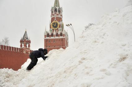 Москва. Мальчик играет в снегу на Васильевском спуске.