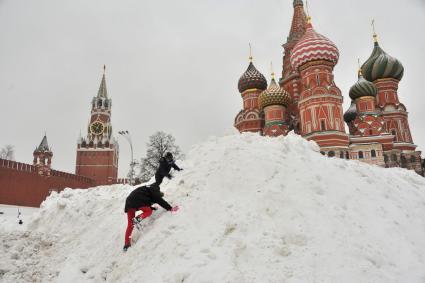 Москва. Дети играют в снегу на Васильевском спуске.