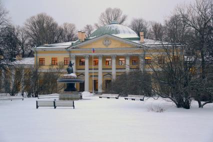 Санкт-Петербург. Вид на здание Военно-медицинской академии имени С. М. Кирова на улице Академика Лебедева.