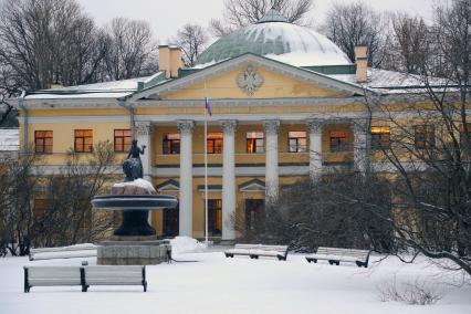 Санкт-Петербург. Вид на здание Военно-медицинской академии имени С. М. Кирова на улице Академика Лебедева.