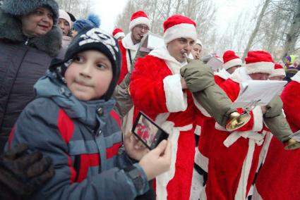 Екатеринбург. Шествие танцующего оркестра “Уралбэнд” в костюмах дедов морозов, в рамках  фестиваля \"Новый год на бульваре Культуры\"