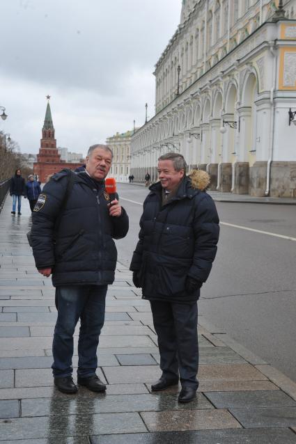 Москва.  Корреспондент `Комсомольской правды` Александр Гамов и советник директора ФСО России, доктор исторических наук Сергей Девятов.