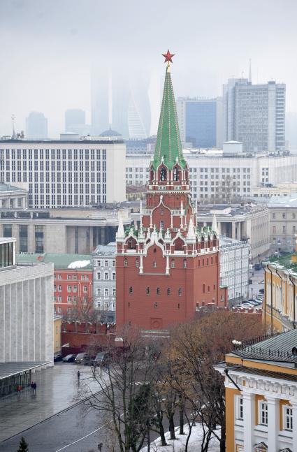 Москва. Вид на Троицкую башню со Спасской башни Кремля .
