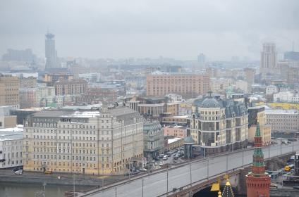 Москва. Вид на Большой Москворецкий мост и отель Балчуг Кемпински со Спасской башни Кремля .