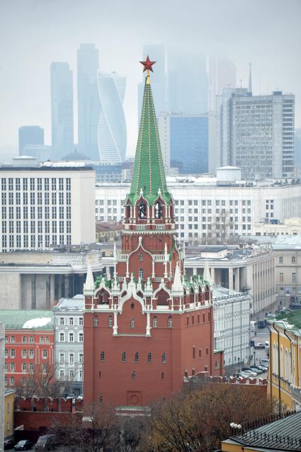 Москва. Вид на Троицкую башню со Спасской башни Кремля .