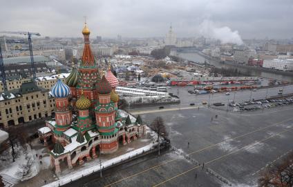 Москва. Панорама города со Спасской башни Кремля на храм Василия Блаженного и Васильевский спуск.