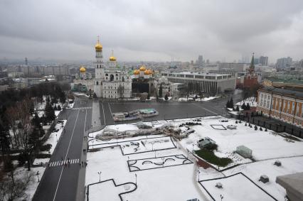 Москва. Панорамный вид Ивановской площади со Спасской башни Кремля на колокольню Ивана Великого.