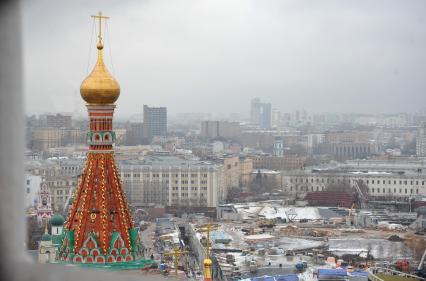 Москва. Вид на купол Храма Василия Блаженного со Спасской башни Кремля .