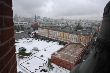 Москва. Панорамный вид Ивановской площади со Спасской башни Кремля на Сенатский дворец и Троицкую башню