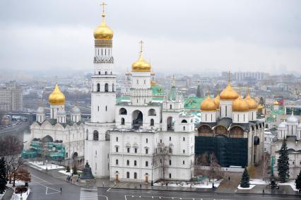 Москва. Вид Ивановской площади со Спасской башни Кремля на колокольню Ивана Великого , Успенскую звонницу и Успенский собор.