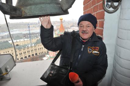 Москва.  Корреспондент `Комсомольской правды` Александр Гамов на одном из ярусов Спасской башни Кремля.