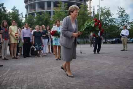 Екатеринбург. Вдова первого президента России Бориса Ельцина Наина Ельцина во время возложения цветов к памятнику Б.Н.Ельцину.