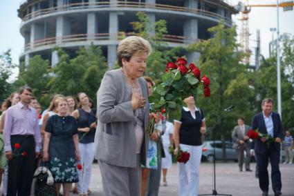 Екатеринбург. Вдова первого президента России Бориса Ельцина Наина Ельцина во время возложения цветов к памятнику Б.Н.Ельцину.