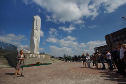 Екатеринбург. Вдова первого президента России Бориса Ельцина Наина Ельцина (слева) возле памятника Б.Н.Ельцину.